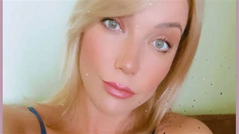 De Lingerie Luiza Possi Exibe Boa Forma Em Novo Ensaio