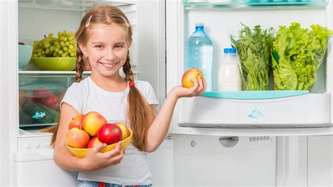 Картинки девочка Холодильник улыбается Дети Яблоки 2560x1440