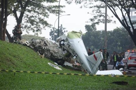 Proses Evakuasi 3 Korban Jatuhnya Pesawat Latih Di BSD Berhasil