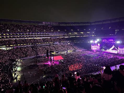 Blackpink concert lights up MetLife Stadium