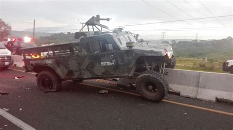 Fuerte choque entre vehículo militar y camioneta particular Tráfico ZMG