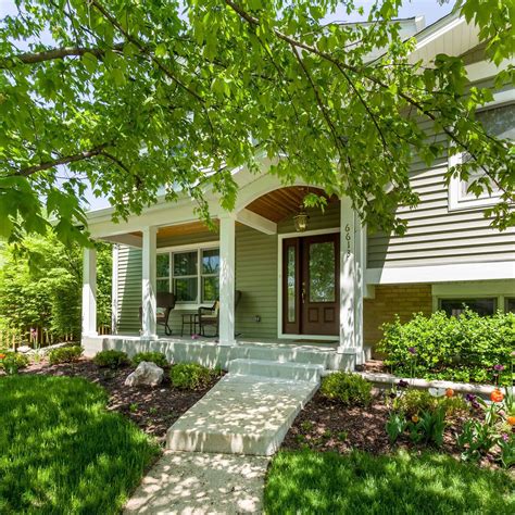 Split Level Front Porch: Highlighting the Front Entry | House front