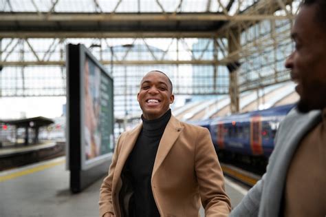 Casal Gay De M Os Dadas Na Esta O De Trem Durante Um Encontro Foto Gr Tis