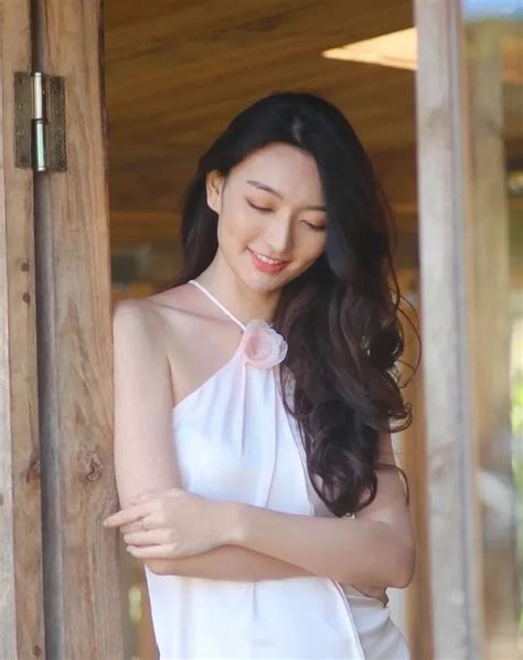 Thí sinh Miss World Vietnam khoe body cực cháy với bikini