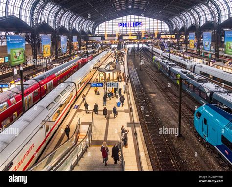 Hamburg Railway Station Hamburg Hauptbahnhof Trains Passengers In