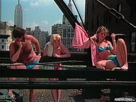 La leyenda de la estrella porno Stacey Donovan entra en On Danielle masturbándose XVIDEOS