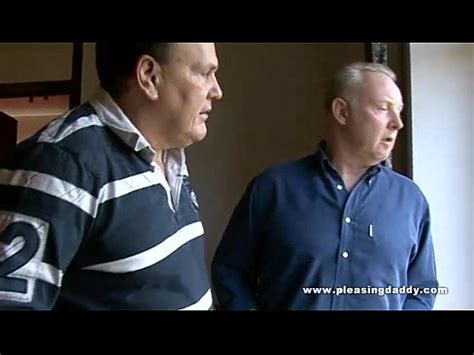 Dos Viejos Y Sucios Brit Nicos Se Afeitan Y Follan Un Co O Joven Xvideos