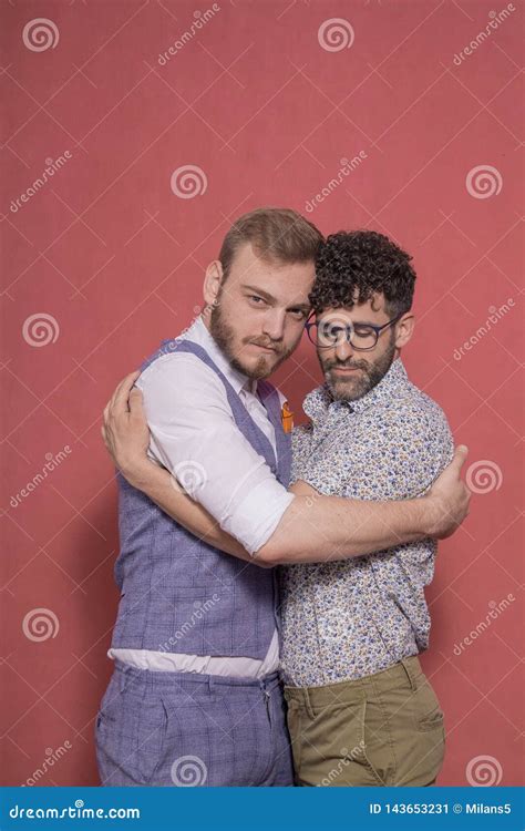 Casal Gay Ntimo Abra Ando Se Juntos Em Fotos De Est Dio Imagem De Stock Imagem De Adulto