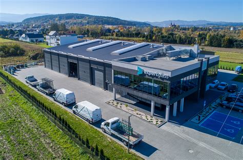 Szkło hartowane – co to jest, jak powstaje i gdzie znajduje