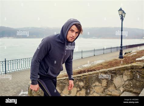 Jeune Homme Gay Sportif Dans Les V Tements De Sport Dans Un Parc Pour Un Jogging Photo Stock Alamy