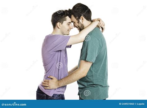 Pareja Gay Joven De Pie Juntos Por Un Entorno Aislado Foto De Archivo Imagen De Amor