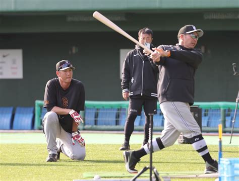 【動画】阿部監督、秋広優人に実演しながら熱血指導 スポーツ報知