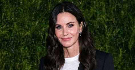 Courteney Cox Deslumbra En Video De Entrenamiento En Bikini Los Fans Comentan Sobre Un Detalle