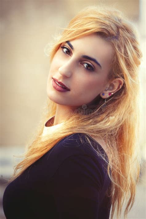 Jeune Fille Blonde Douce Beauté Fine Jeune Pose émotive Photo stock Image du blonde soin