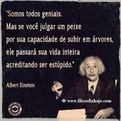 Albert Einstein Quote On Black Background With Caption In Spanish