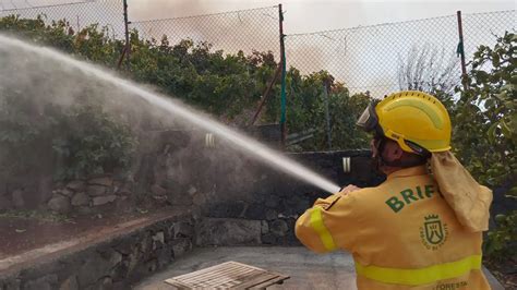 Siguen Las Evacuaciones Por El Fuego De Tenerife Ante Una Noche Tensa Y Complicada Por El Viento