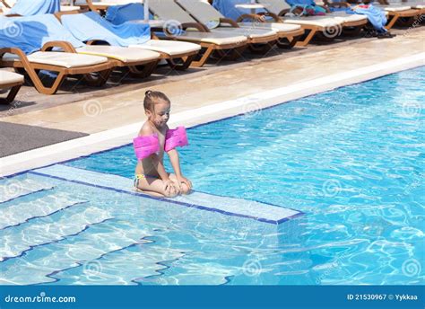 Kleines Mädchen Auf Der Seite Des Pools Stockbild Bild Von Schwimmen