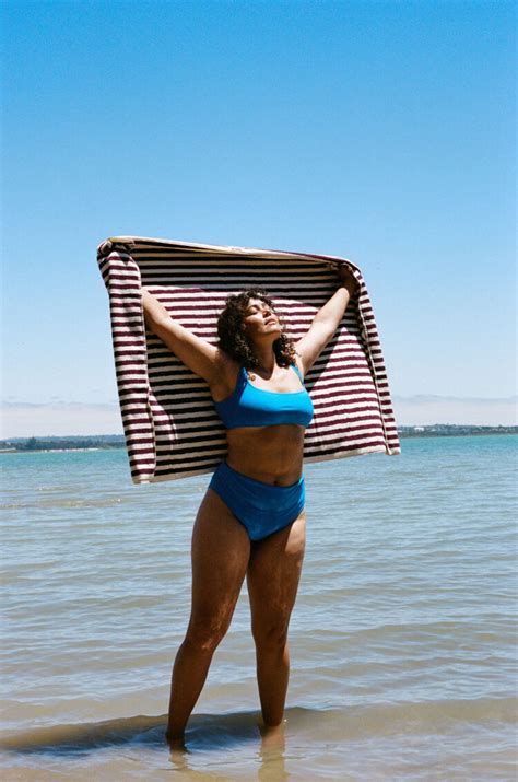 Hot Sexy Di V Kemp Bikini Pics