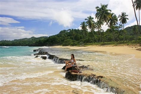 Junge Frau Im Bikini Der Auf Felsen An Rincon Strand Samana P Sitzt Stockfoto Bild Von