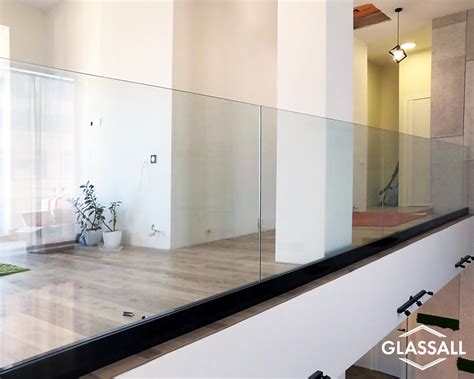 Стеклянное ограждение второго света в Петергофе