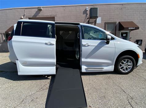 Chrysler Voyager Lx White Handicap Wheelchair Vans In Columbus