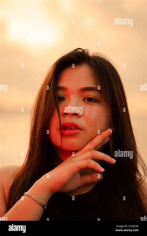 Junge Frau Im Bikini Liegend Am Strand Fotos Und Bildmaterial In Hoher Aufl Sung Alamy