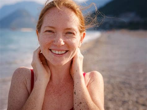 Gingembre Femme En Bikini Rouge Sur La Plage Tropicale Photo Stock Image Du Aventure
