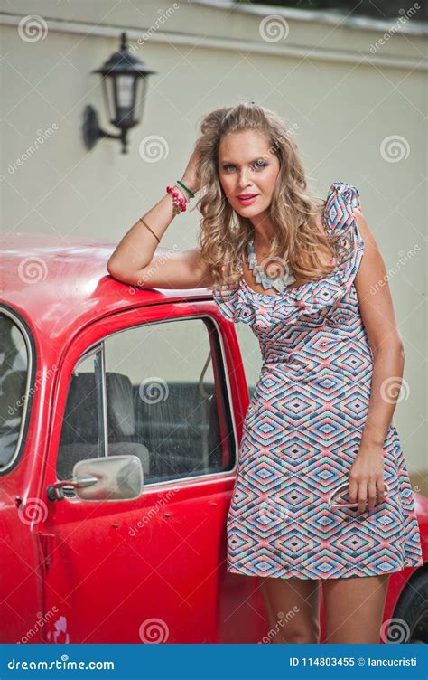 Façonnez Le Portrait Urbain Du Beau Modèle Avec De Longues Jambes Sur La Rue Fille Blonde Avec