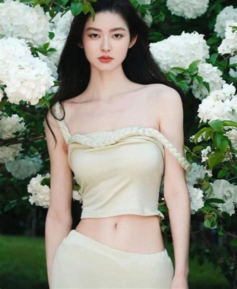 Hot girl xinh đẹp hở bạo tắm suối gây xôn xao