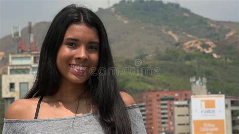 Menina Adolescente Feliz De Latina Imagem De Stock Imagem De Adolescent Positivo 90348357