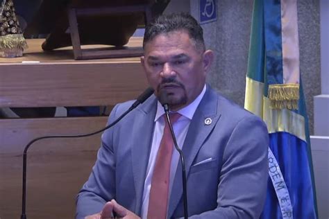 Beijo gay Hermeto é absolvido de condenação criminal por homofobia Metrópoles