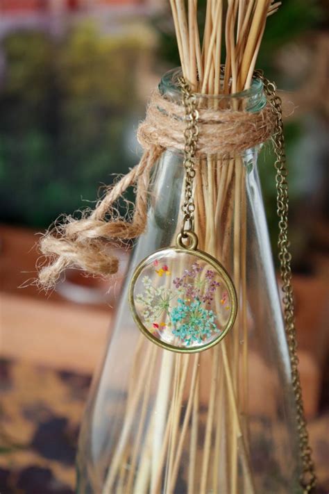 Кулон из эпоксидной смолы с сухоцветами | Flower resin jewelry, Plant ...