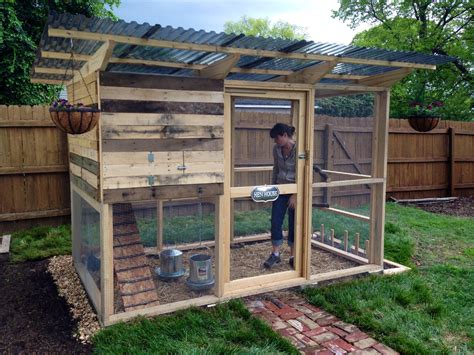 Denny Yam: Pallet chicken coop plans