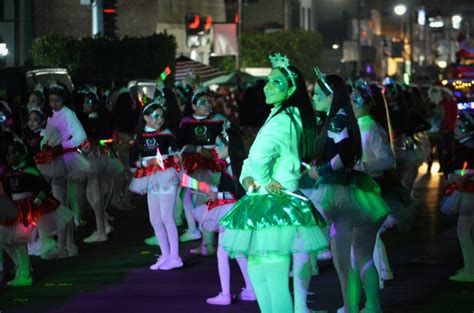 Tecatenses difrutan de Encendido de Árbol Navideño y regreso de