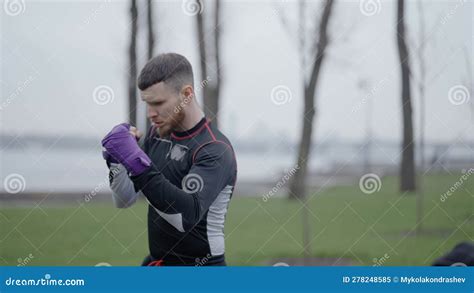 Entrenamiento De Un Boxeador Masculino Almacen De Video Vídeo de