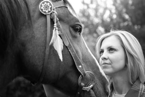 Belle Jeune Femme Blonde Avec Portrait De Cheval Photo stock Image du amitié propriétaire