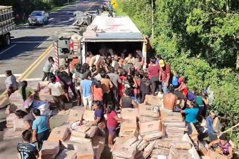 Caminhão tomba e multidão saqueia carga de frango congelado na BR 277