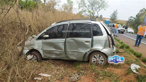 Dois Feridos Ap S Colis O Lateral Entre Ve Culo E Micro Nibus Que