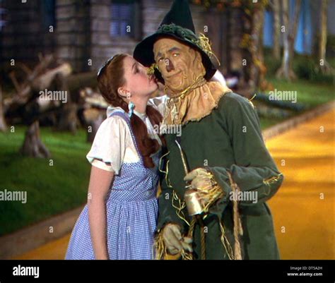 JUDY GARLAND & RAY BOLGER THE WIZARD OF OZ (1939 Stock Photo: 66500521