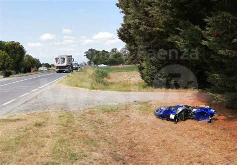 Ancora Sangue Sulle Strade Tragico Incidente Tra Camion E Moto Muore