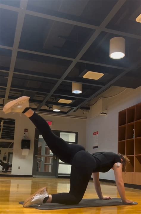 Non Oc Beauty Ass In Black Leggings Spandex Leggings Yoga Pants