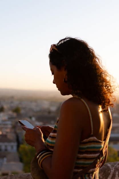 Jovem Latina Cabelos Encaracolados Usando Seu Telefone Celular O Horizonte Da Cidade Ao