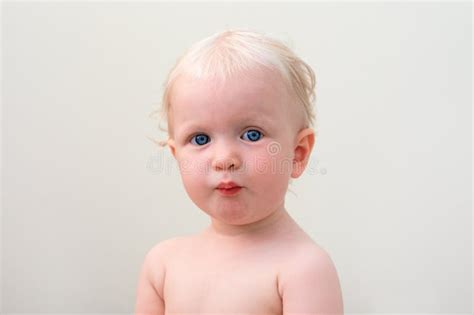 Grappige Blonde Baby Met Blauwe Ogen Stock Afbeelding Image Of Ogen Vrij