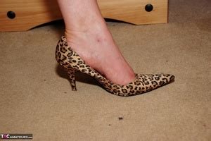 Steaming Hot Chick Takes Off Her Black Coat And Teases W XXX Dessert