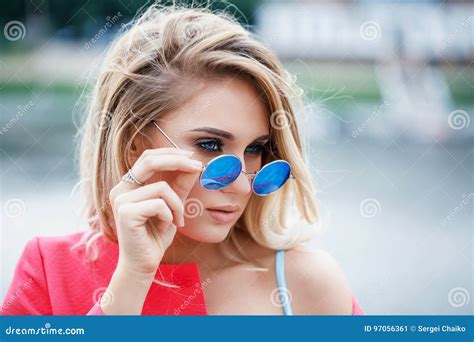 Belle Jeune Fille Blonde Avec Des Glaces Image Stock Image Du Gens Fille 97056361