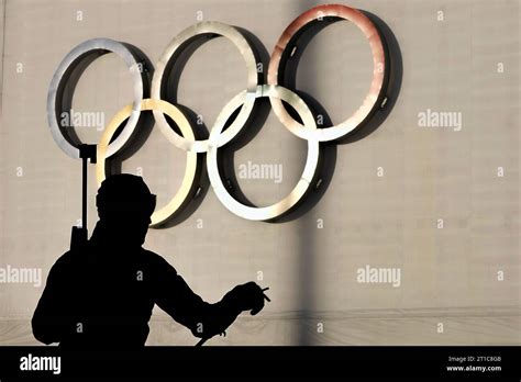Biathlon allgemein Laeufer vor Olympischen Ringen Biathlon,10 km Sprint ...