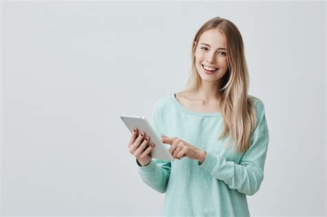 Portrait De Femme D Affaires Blonde Jeune Heureux Dans Des V Tements D Contract S L Aide De