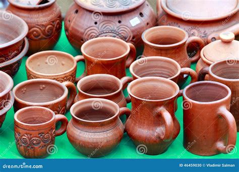 Utensílios E Superfícies Feitos Com Aço Inoxidável E Polietileno São:
