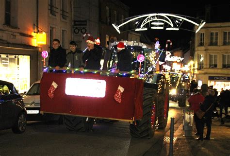 VIDÉO L impressionnant défilé de Noël des agriculteurs en tracteurs à