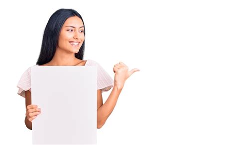 Joven Hermosa Chica Latina Sosteniendo Una Pancarta Vac A En Blanco Apuntando Con El Pulgar